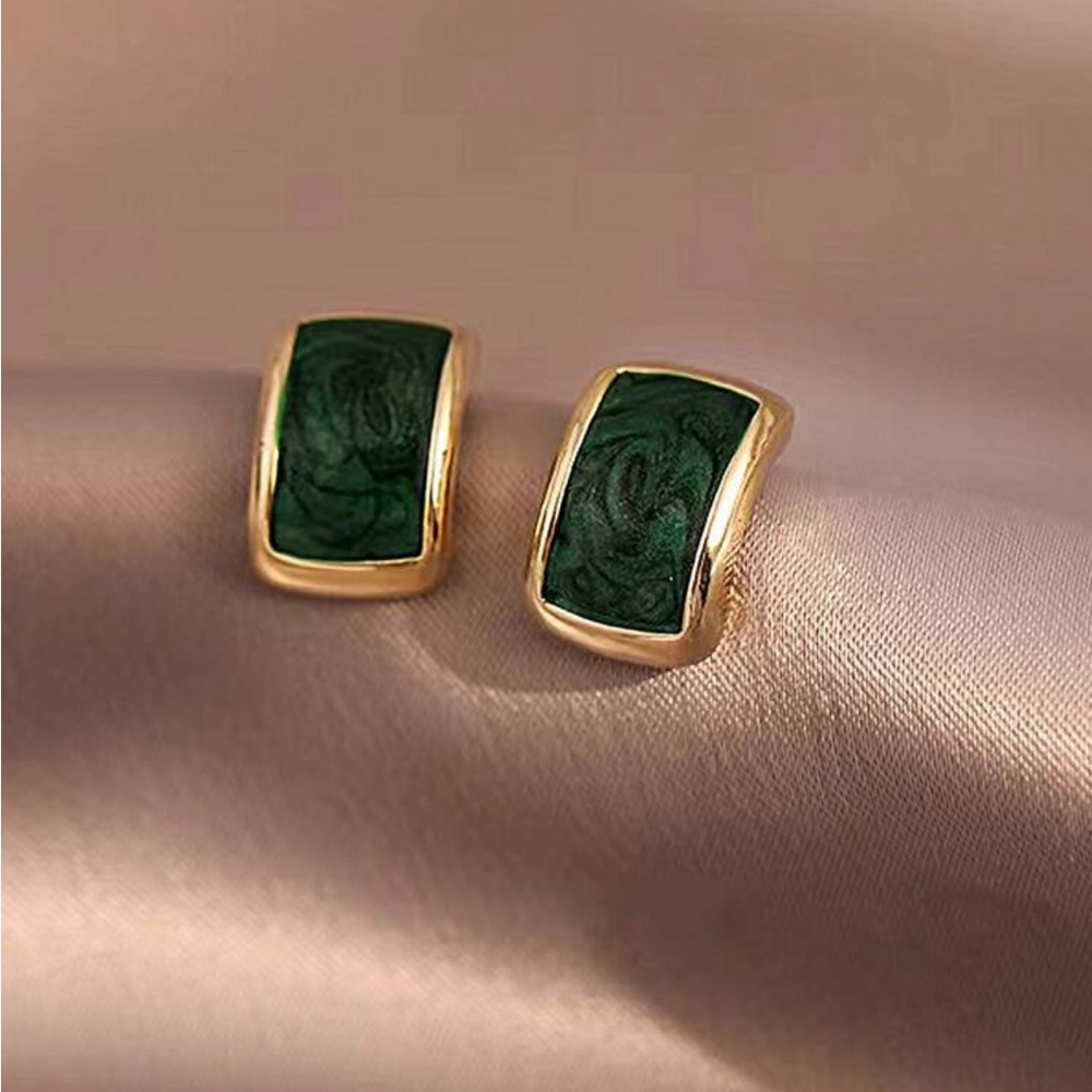 BRAND NEW 🍃 18K Gold Plated simple green C-Shaped stud earrings